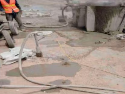 新泰水泥混凝土路面板底注浆技术 路面脱空注浆整治方案