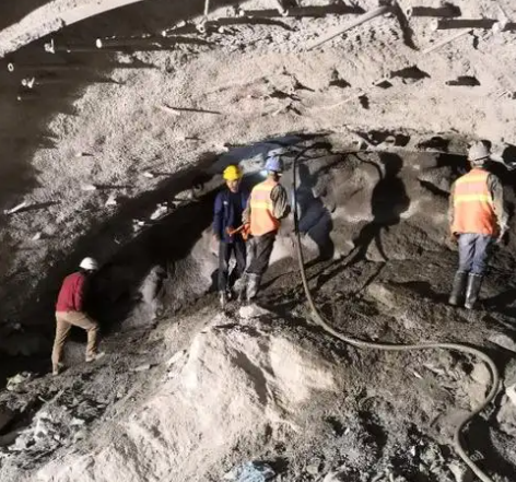 新泰拱顶带模注浆料的施工流程及注意事项